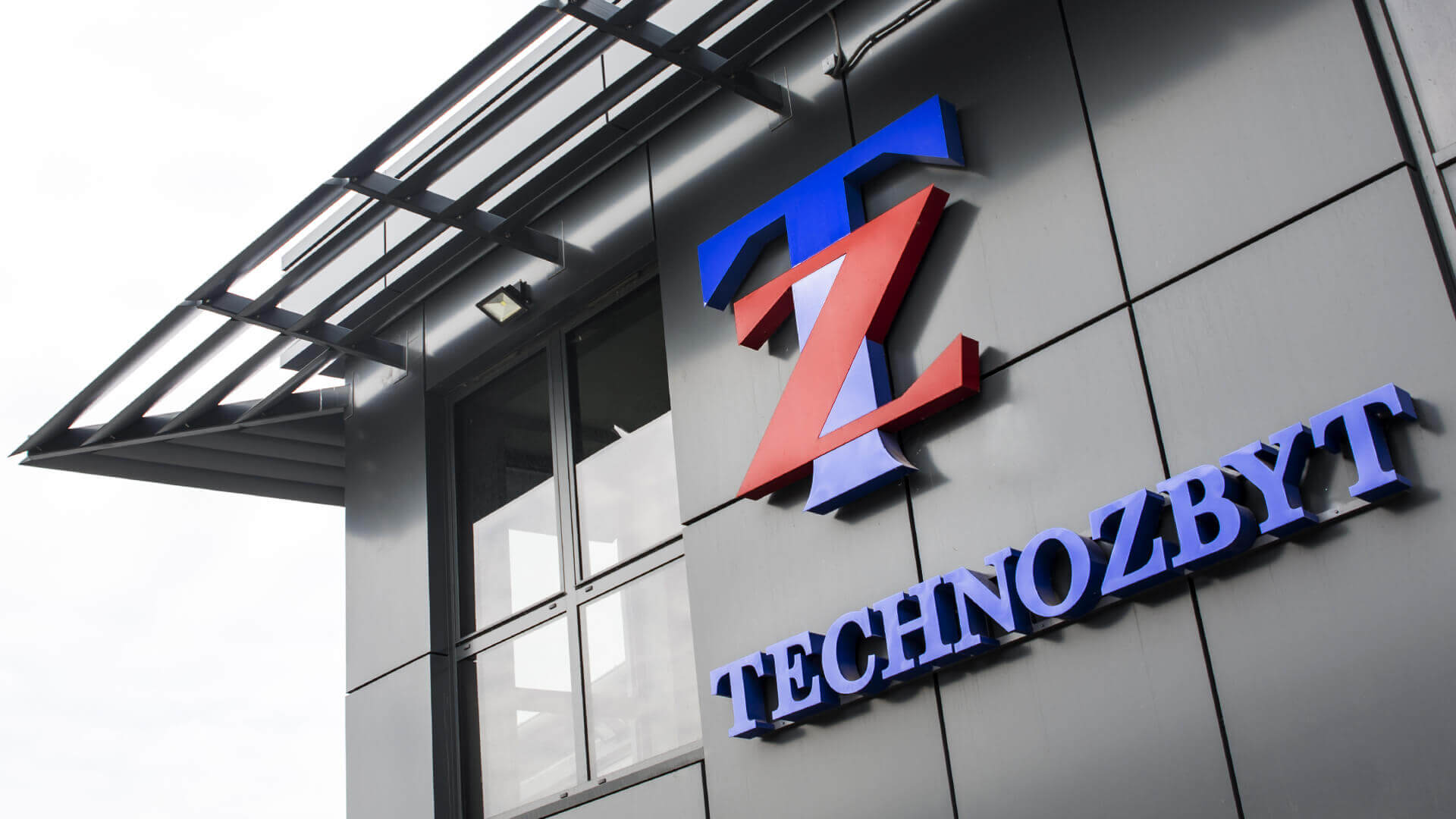 Technozbyt - przestrzenne litery świetlne umieszczone na elewacji